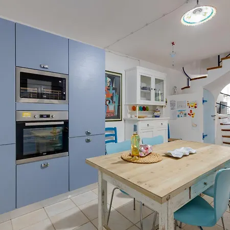 Holiday home Lucia 240mt Dal Mare *